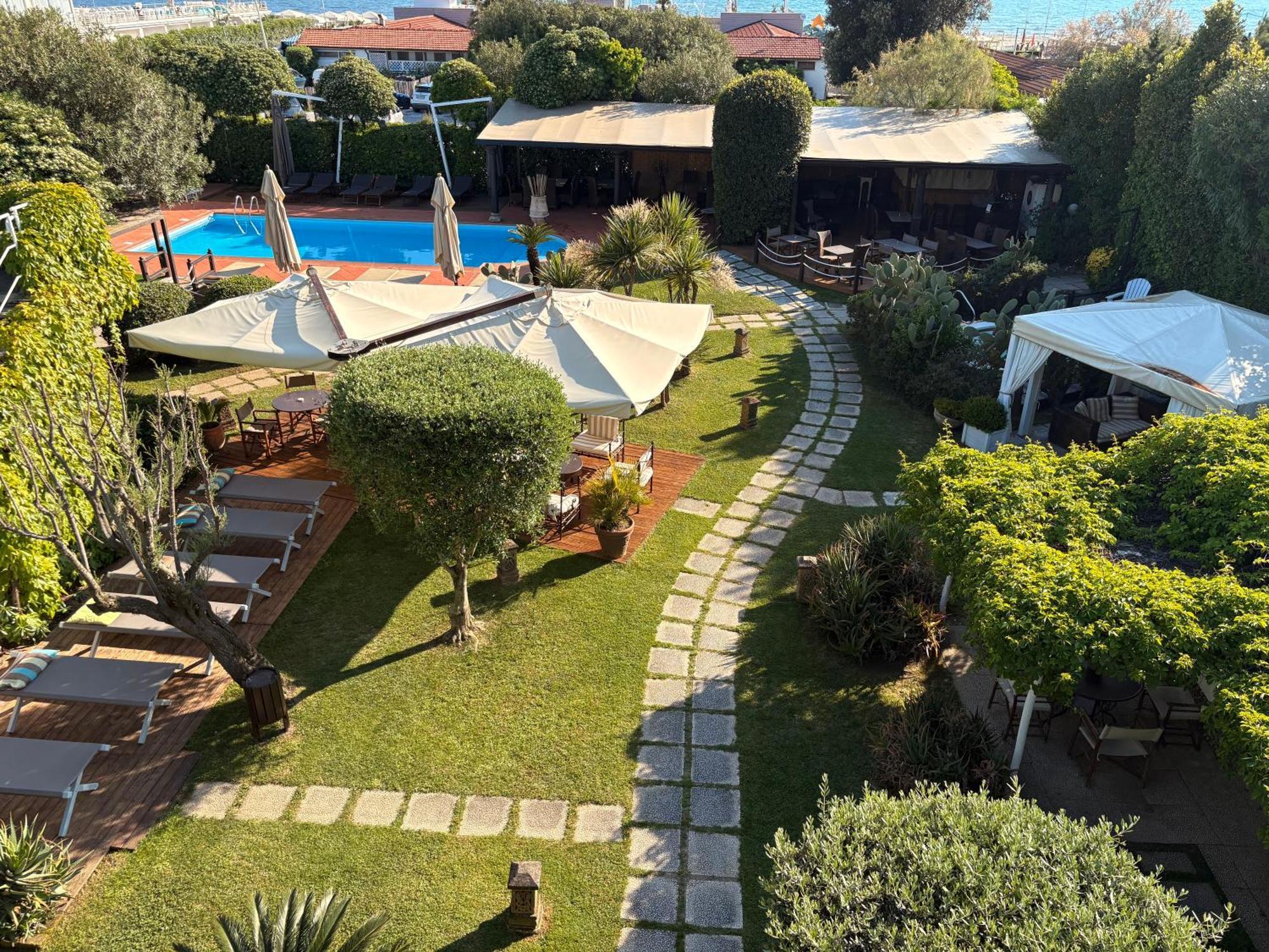 Hotel Atlantic Marina Di Carrara Εξωτερικό φωτογραφία